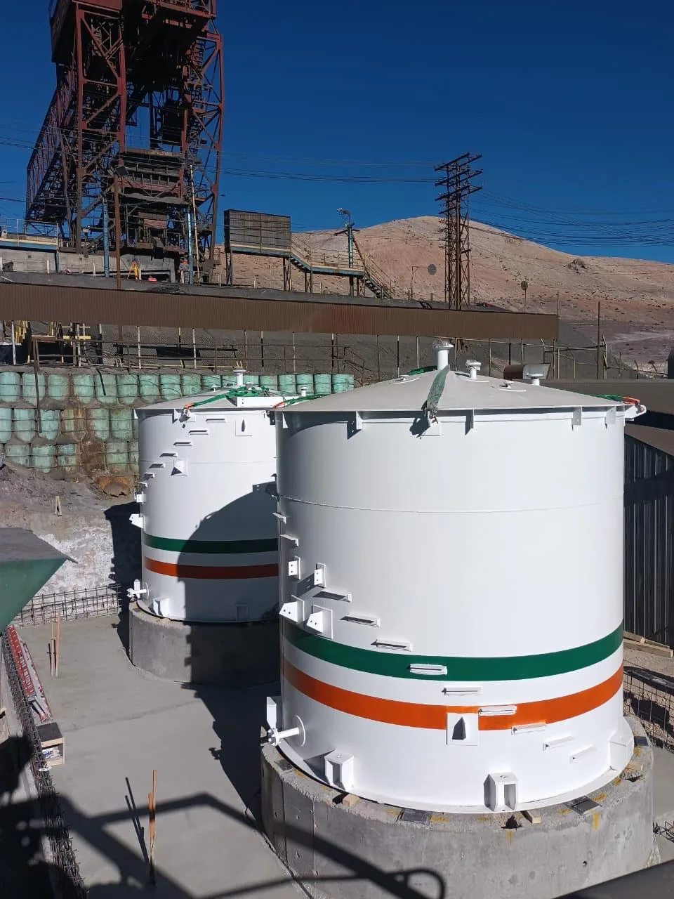 Estanques de acero fabricados por MCF Atacama instalados en faena minera